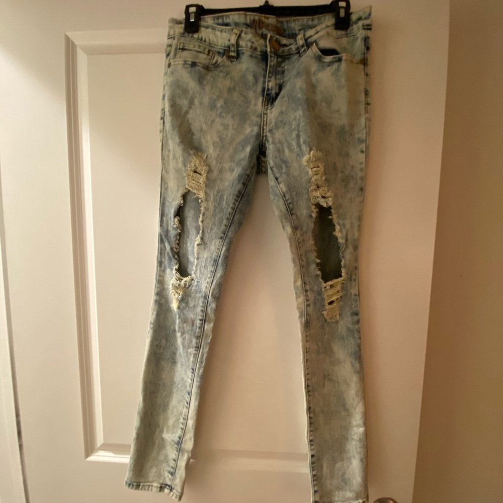 Super Trendy acid-washed ripped jeans for summer